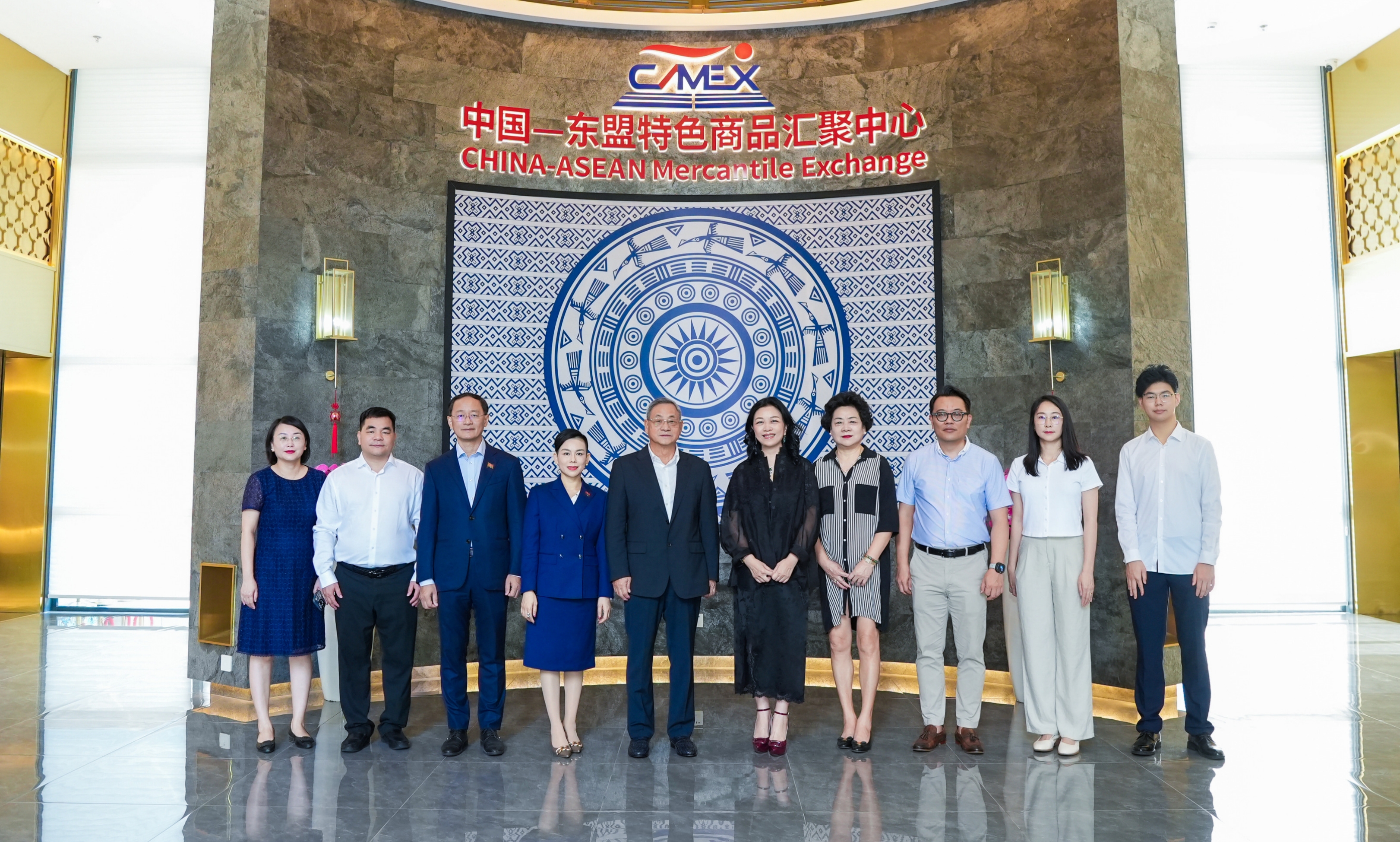 柬埔寨RCEP产业合作委员会及柬埔寨国际商会青年发展处一行到汇聚中心、水果交易中心参观考察